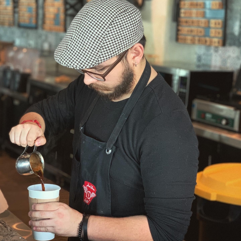 Barista preparando bebidas en Java Times Caffe