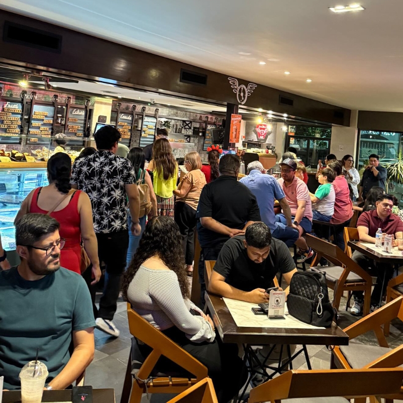 Sucursal llena de clientes en horario pico